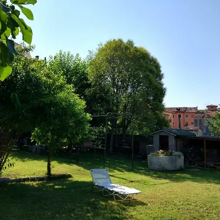 Veronauptoyou Courtyard