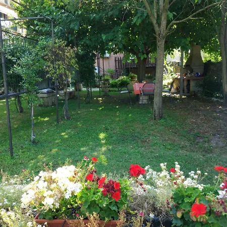 Veronauptoyou Courtyard